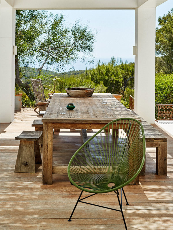 Original Acapulco Chair in der Farbe olive auf Terrasse vor Holztisch