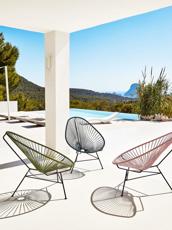 Drei Original Acapulco Chairs in den Farben olive, petro, altrosa auf Terrasse vor Pool