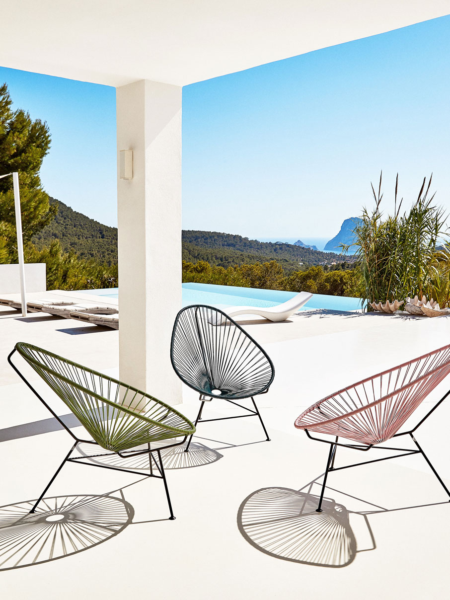 Original-Acapulco-Chair-petrol Drei Original Acapulco Chairs in den Farben olive, petro, altrosa auf Terrasse vor Pool