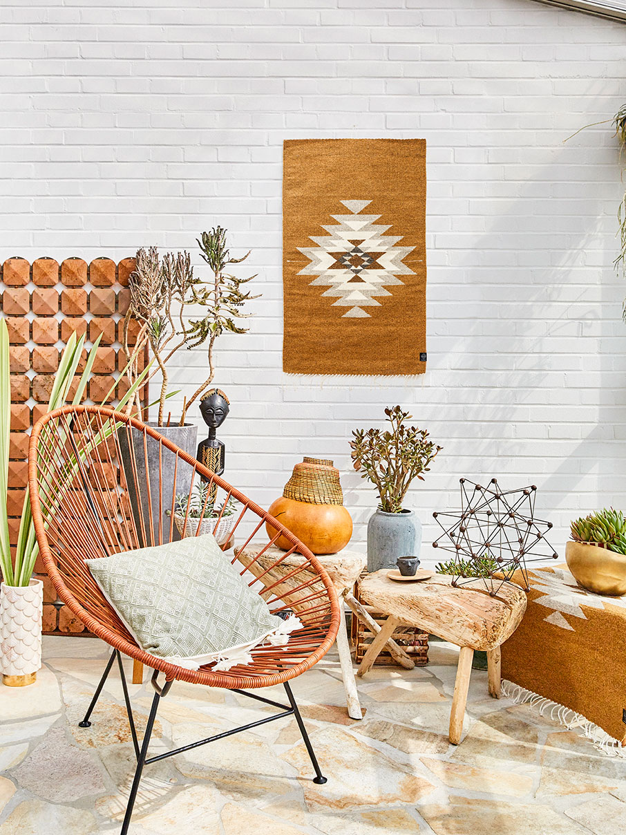 Original Acapulco Chair mit Lederbezug und Kissen in rustikal eingerichtetem Zimmer