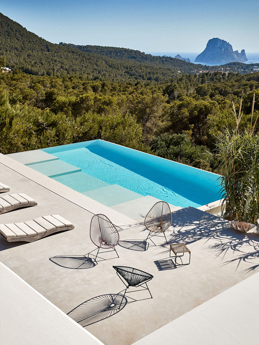 Original Acapulco Chairs in den Farben altrosa, petrol, beige vor Poolkulisse