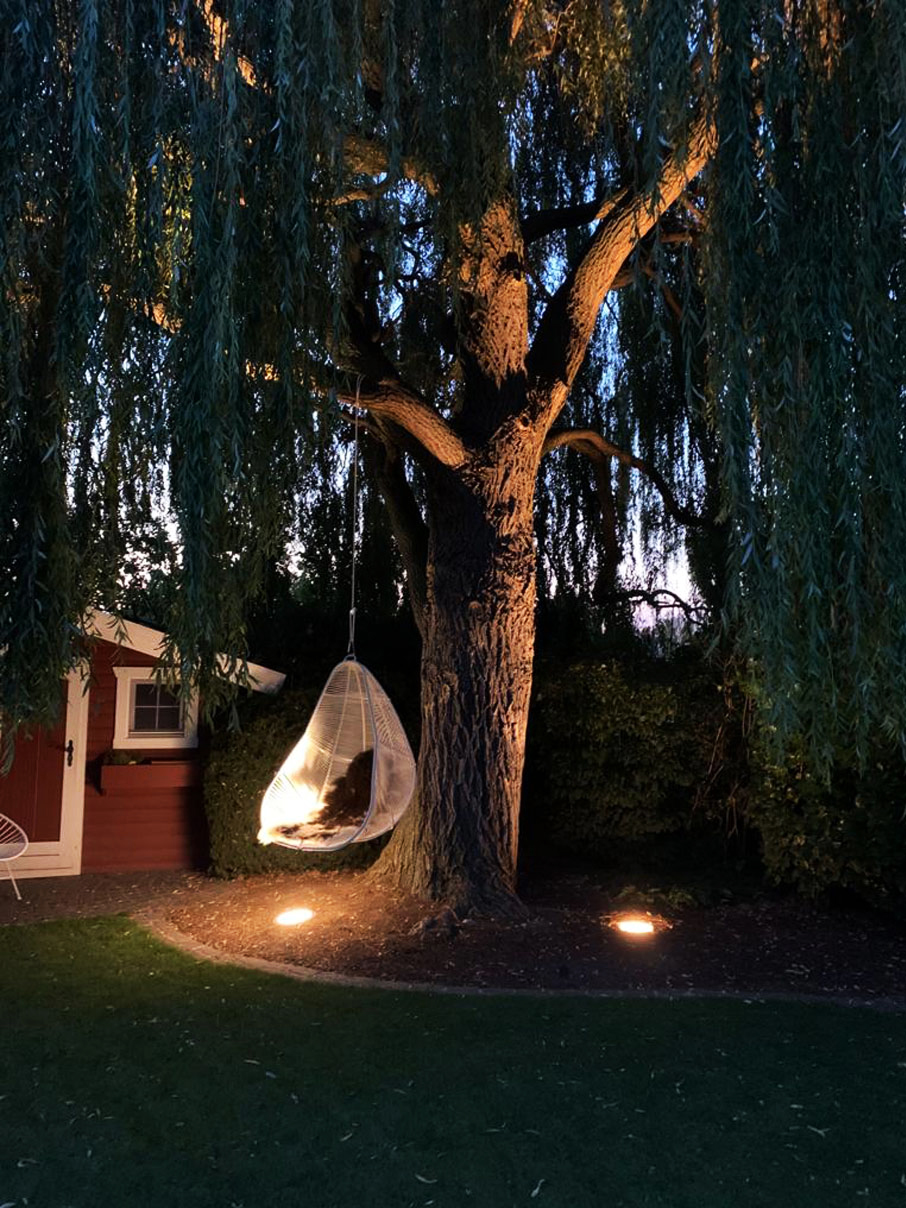 Haengesessel-weiss Hängesessel in der Farbe weiss im Abendlicht