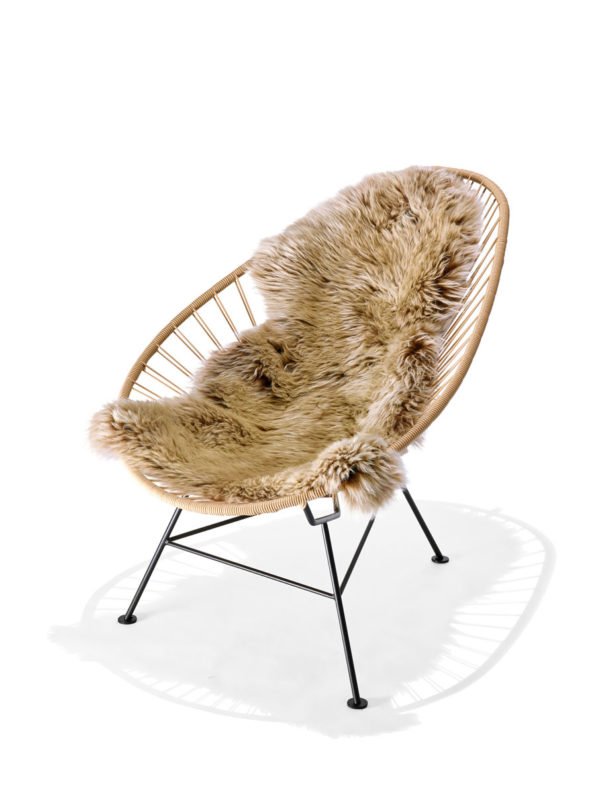 Original Acapulco Chair mit Merino Lammfell in der Farbe braun