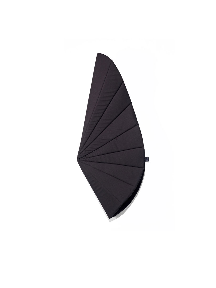 Acapulco_Chair_Sitzkissen_gross_Schwarz Zusammengefaltetes Acapulco Chair Kissen Nido in der Farbe schwarz