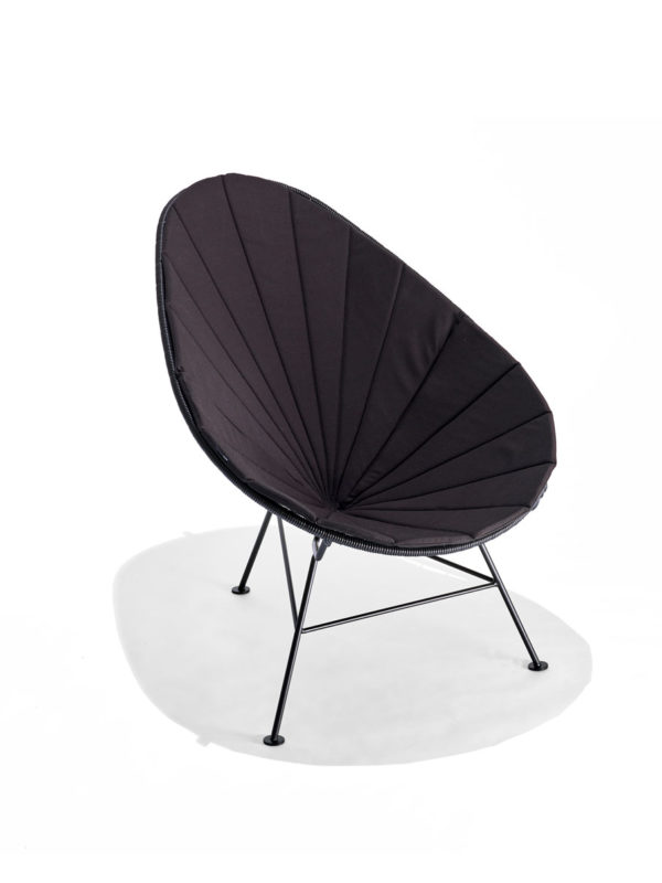Acapulco Chair mit Outdoorkissen Nido in der Farbe schwarz
